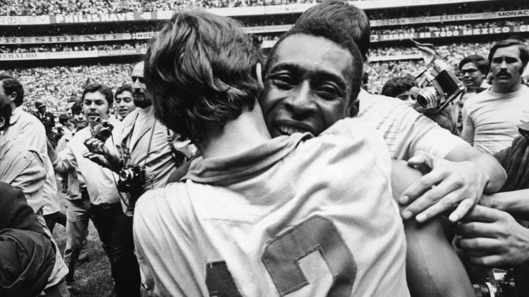 pele celebarting with his teammates from Brazil